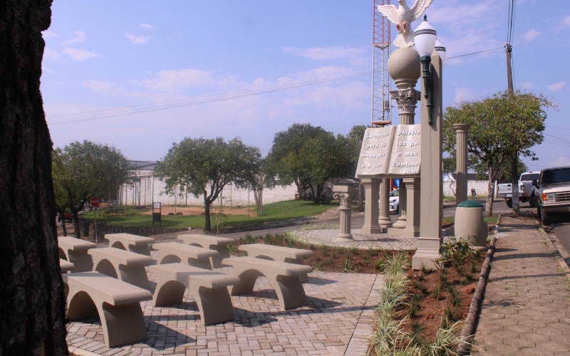 Prefeitura remodela Praça da Bíblia