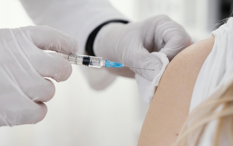 Saúde estende horário de vacinação da gripe e regionaliza a distribuição da bivalente em UBS