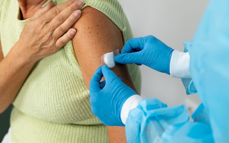 Covid: No mesmo dia da infantil, Reserva inicia a vacinação com doses bivalentes para os idosos